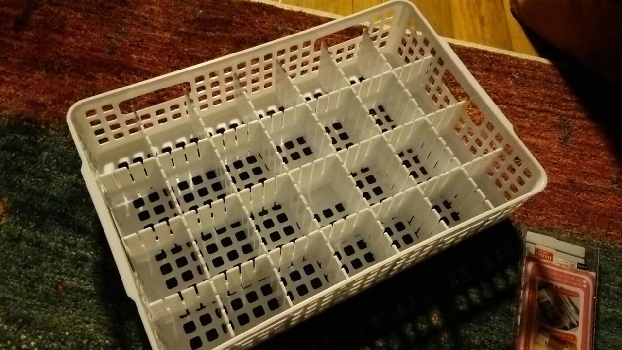 お外遊びの準備中 自分で靴下や帽子を頑張っています♪ あれあれ？何だか帽子が反対のようなそれでも子どもたちは どう？上手でしょ？ と得意顔です☆サンライズキッズ保育園サンライズキッズ保育園観音新町園観音新町園子ども小規模保育園保育士求人保育