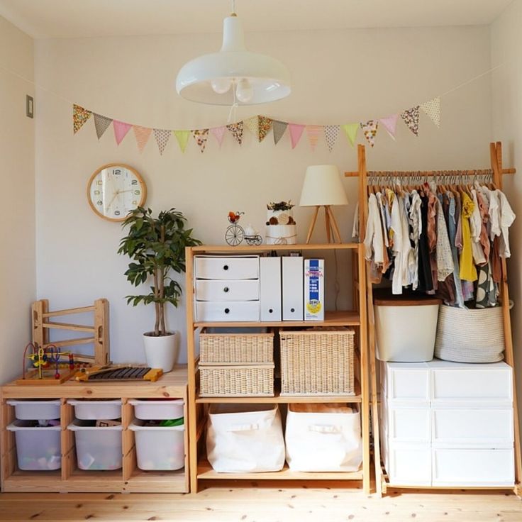 子ども服の収納をリビングダイニングスペースに置いてるよ〜 気をつけたのは ・子どもが自分で使える棚にすること→我が家はカラボと引き出orBOXにしたよ😊 軽くてとりやすいし、指を挟む心配がないから安心だよ。 ・洋服は置きすぎない物がありすぎると管理が難しい