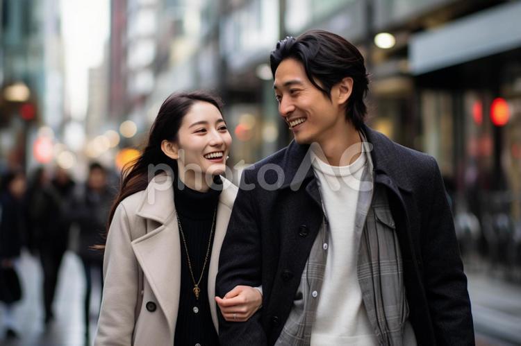 腕を組んで商店街を歩くカップルの後ろ姿 Stock 写真Adobe Stock