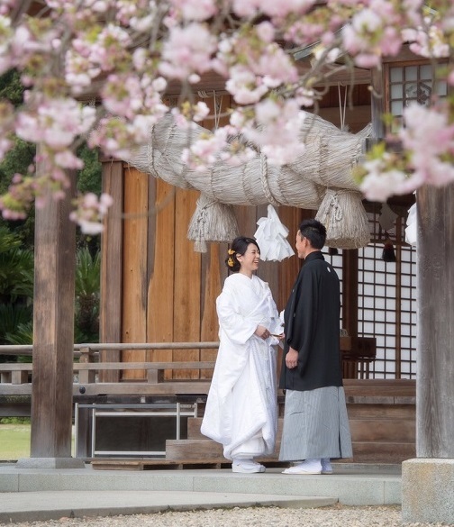 出雲かみしお.この三連休、出雲大社では連日結婚式でも賑わっています✨幸せそうなお二人を見ることができ、こちらも晴れやかな幸せな気持ちとなりました。 本日も皆様とって良い1日となりますように☺️✨@kusatani_izumo 様 @hotel.kararako 様Instagram