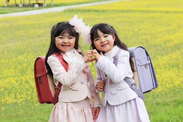 先日、娘の小学校入学式でした🌸 お天気にも恵まれた入学式 娘的にはワクワクドキドキの１日でしたが、親的には遂に。と言うか 寂しい〜！娘が１歳ぐらいの頃は、小学校入学なんて遠い遠い先の話しだと思っていた。 ランドセルを購入しても、幼稚園を卒園しても入学の