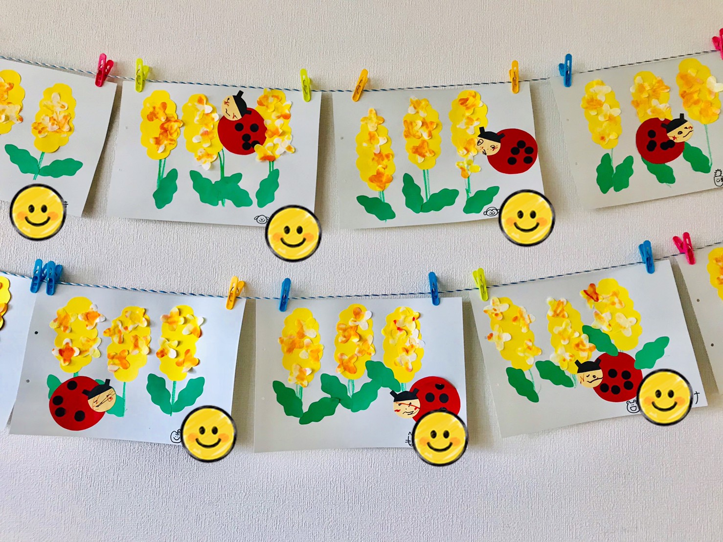 8月の製作はひまわりを作りました🌻 1歳児さんは、スズランテープを指先で裂き花びらを作ります。まだ両手の指先を使って裂くのは難しい子も多かったですが、「ぴー！」と破れる様子を言葉にしながら先生と一緒に楽しんでいました✨2歳児さんは、はさみの練習です