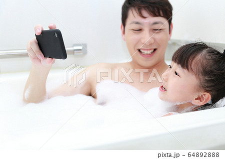 カップルでお風呂に一緒に入るのはよくないの？メリット・デメリットや気をつけること - CanCam.jp キャンキャン