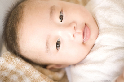 赤ちゃんが舌を出すのはなぜ？その理由や対処法・自閉症やダウン症との関係も解説0歳からの幼児教室 ベビーパーク