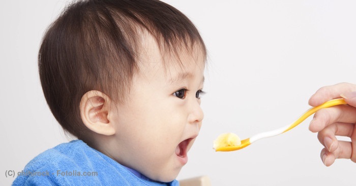 青いソファに座る赤ちゃん フイルム写真の写真・画像素材-Snapmart スナップマート