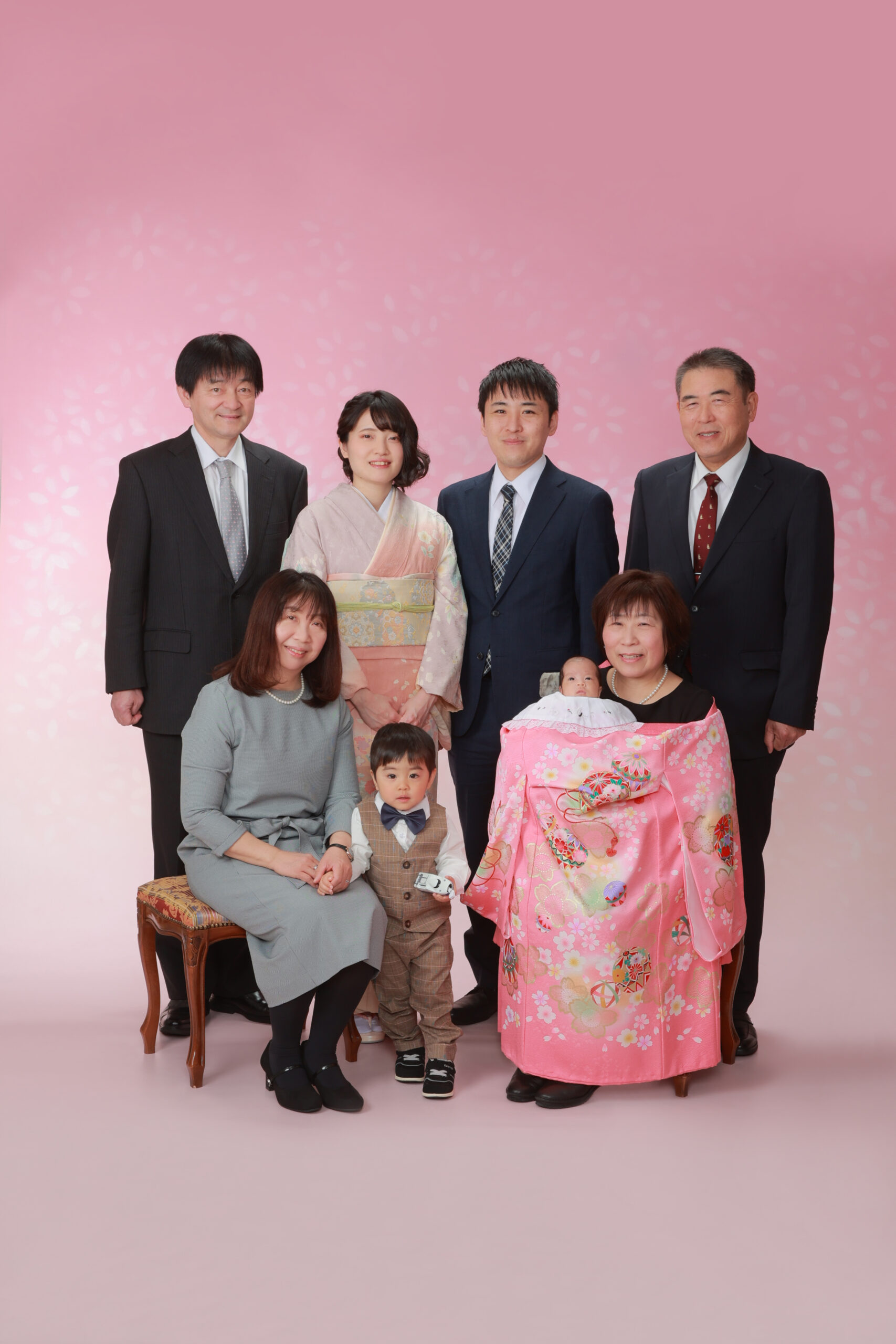 お宮参りの家族写真には誰が写る？服装や撮影場所選びのポイントも紹介！こども写真館スタジオアリス写真スタジオ・フォトスタジオ