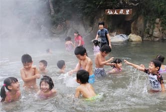 若い男の子が風呂に入る シャワーで遊んだ 入浴の喜び — ストック写真 © Nebasin558463212