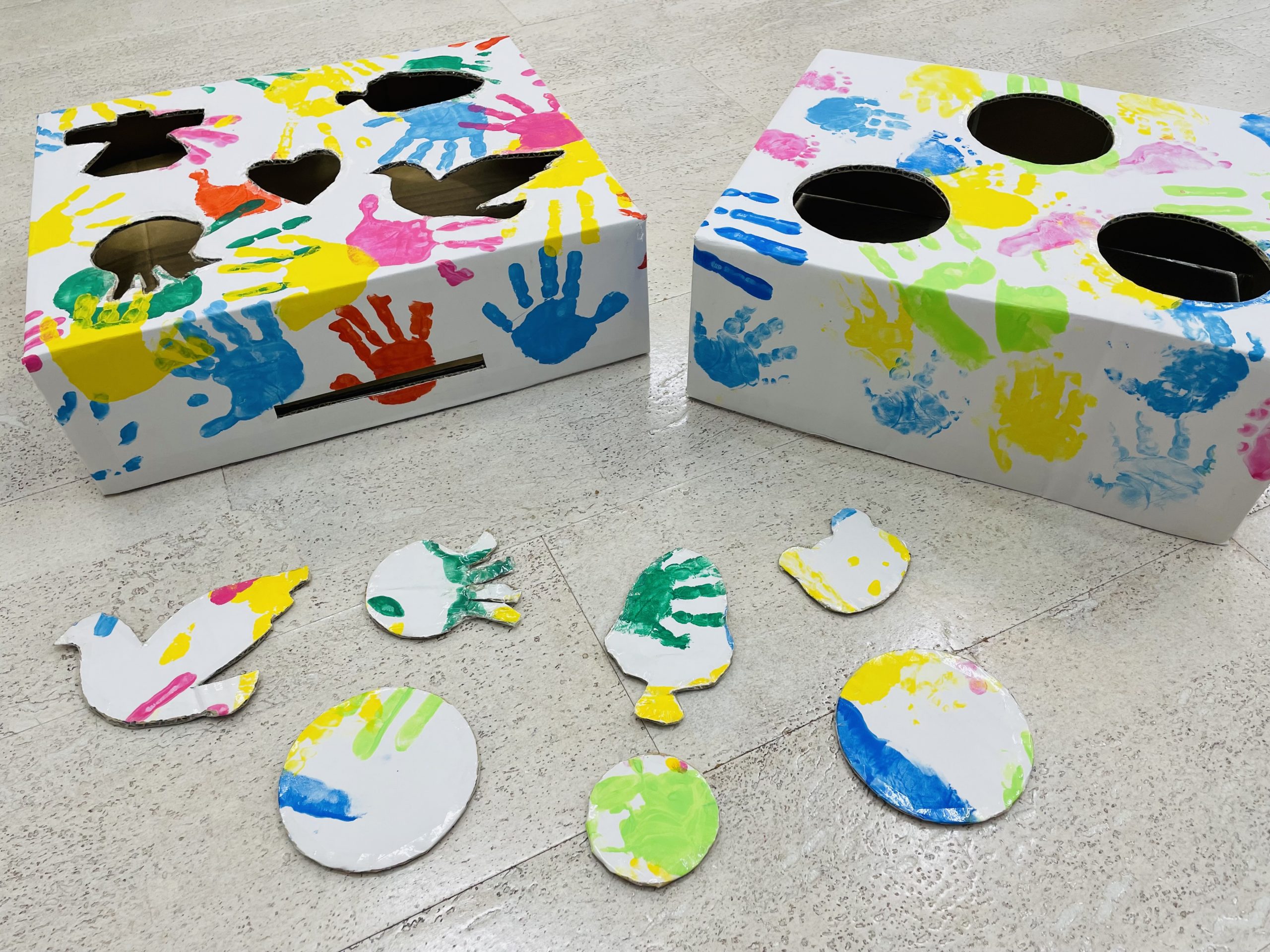 夏のおやつタイムに 「チューチューむしさんコップ」 暑くなってきましたね ！ みなさん夏バテなど大丈夫ですか？ 水分補給、しっかりしてくださいねっ。今回は、 まるで虫さんが木の蜜を吸っているかのような 楽しい紙コップ工作をご紹介。 作った後はきっとジュースが