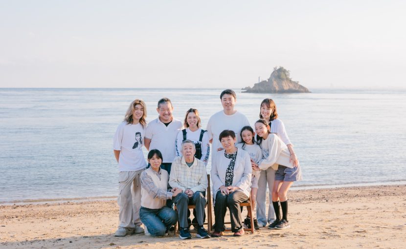 Three Generations got together one day, making up a big family of 12, forcelebrating grandmom's 80th birthday! 母様のご長寿お祝い、 ３世代が大集合しての家族写真。傘寿京都中尾写真場大家族家族写真みんな笑顔大集合そうだ家族写真を撮ろうザ