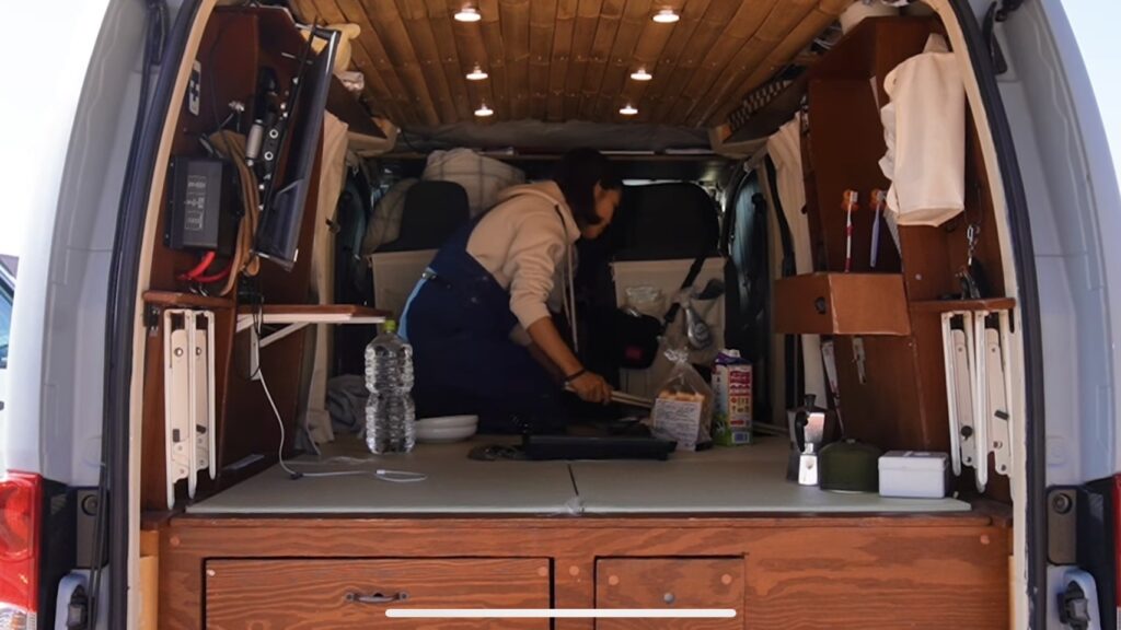 カップルでも、夫婦でもない男女が“2人きり”で車中泊生活 “魔改造”したスクールバスに500日も住んだオシャレ男女が語る、車中泊のリアル文春オンライン