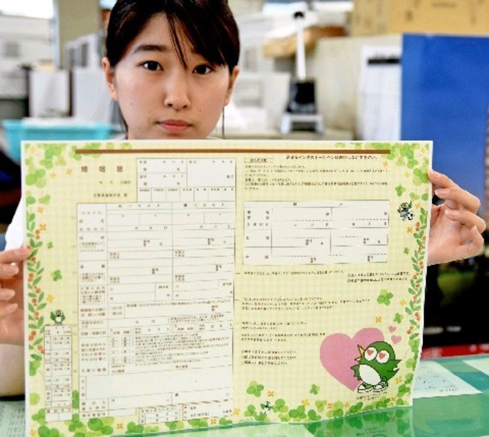 デザイン婚姻届__カメラと鳥達