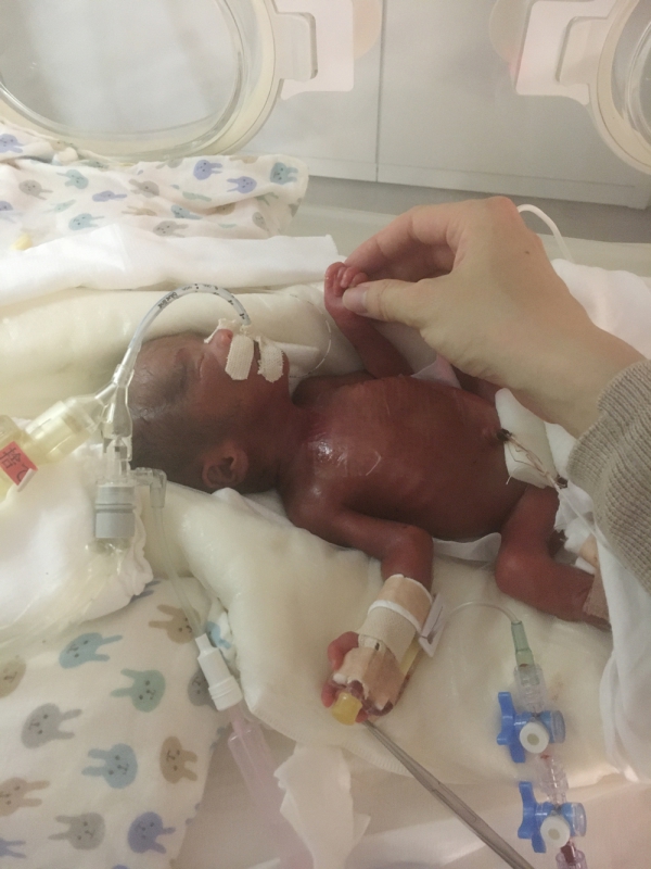 出産レポ 第三子の出産シーンに密着！姉達と赤ちゃんの初対面