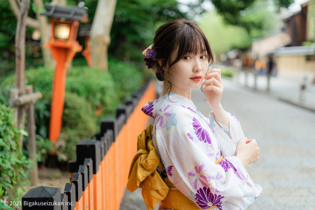 浴衣浴衣撮影ポートレート 先日の撮影２日目 浴衣撮影📸 猛暑だったけど涼しげに見えるかな？ 顔は汗かかないから良かった🩶 撮影初日の夜🌃の花火大会で買っていただいたお面が良い小道具になったね🎆ありがとうございます💖 お面の金額にびっくりしたけどー