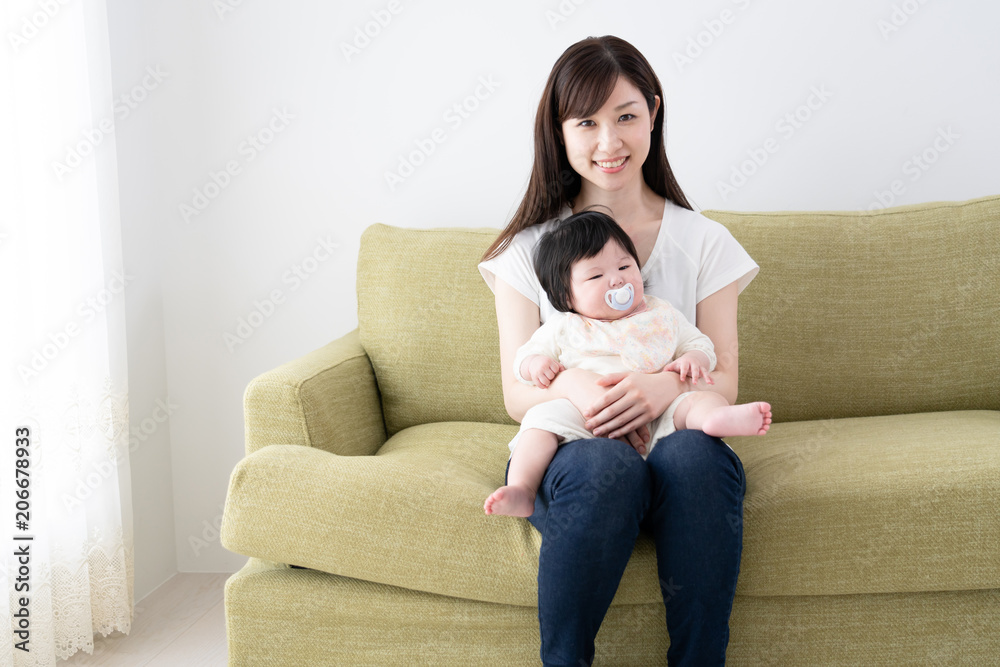 フリー写真パパの膝の上で眠る赤ちゃんとパソコンを利用するママパブリックドメインQ：著作権フリー画像素材集