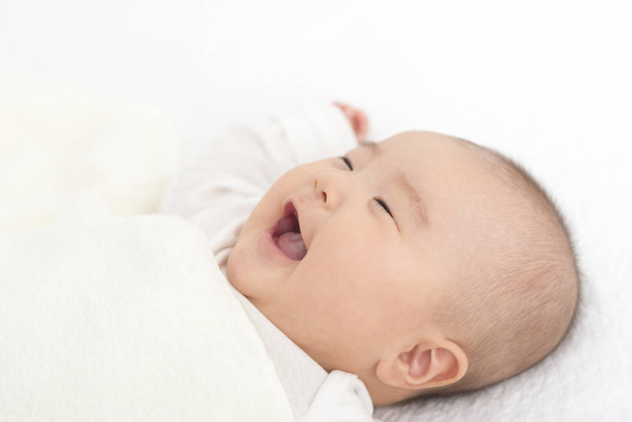 赤ちゃんの頭をなでる父親 10161012100 の写真・イラスト素材アマナイメージズ