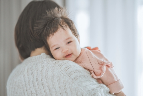 新生児の縦抱きはなぜ危険と言われるのか―「姿勢サポート型Babywearing」の専門家が伝えたいことみのしまじゅんこ抱っことアートで育ちを支える人