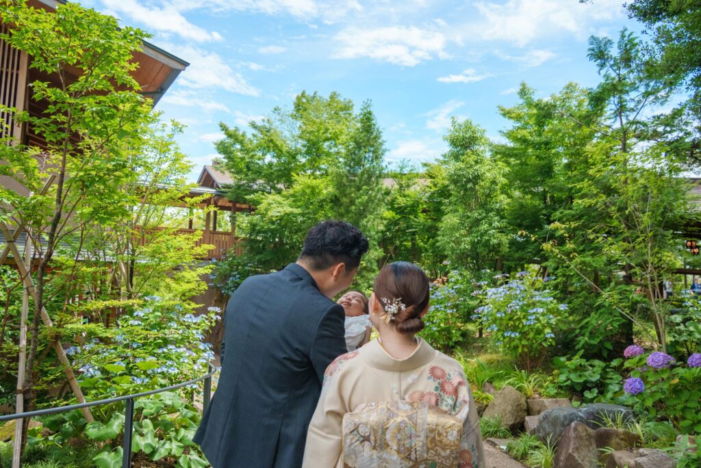 お宮参りお宮参りの赤ちゃんとご家族様 御神輿と記念に🎶 たまたまのタイミングでした📸お神輿の掛け声のように元気に育ちますように！ようこそお参りくださいました🙌水天宮お宮参り神田祭水天宮お参り手帳