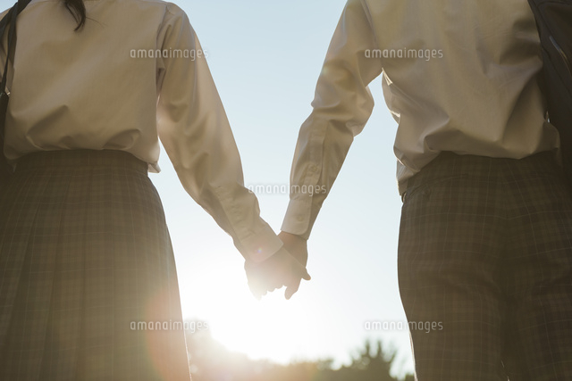 手を繋ぐ カップルの写真素材写真素材なら「写真AC」無料 フリー ダウンロードOK