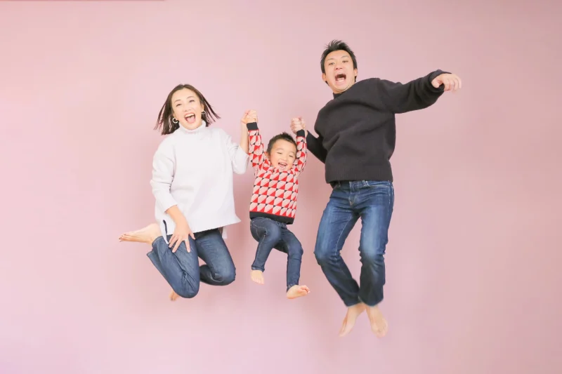 ファミリーフォト」のアイデア 7 件ファミリーフォト, 家族写真 おしゃれ, 家族写真のポーズ