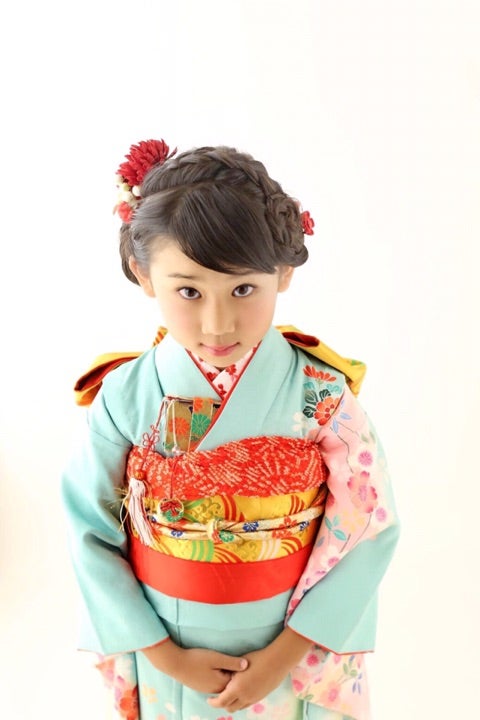 七五三アップヘアの第２弾です☺️💓, 全部ねじねじで作ってます💓, サイドから見ても可愛いのでおすすめです☺️👏🏻✨,これから七五三を迎える方も普段のアレンジにもお呼ばれにもどなたかの参考になりましたら嬉しいです🥹💓,キッズヘア キッズヘアアレンジ キッズアレンジ キッズヘアアクセサリー ヘアアレンジ解説 ヘアアレンジ動画 簡単ヘアアレンジ 七五三ヘア 七五三 七五三3歳 七五三7歳 七五三