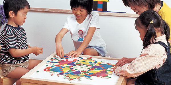 はっぱ🌿元保育士⋆関西2児ママ︴おもちゃ⋆あそび⋆100均⋆知育⋆育児ং 𓂃𓂃𓂃𓂃𓂃𓂃𓂃𓂃𓂃𓂃𓂃𓂃𓂃𓂃𓂃今回は手作りマグネットの作り方をご紹介！ シールは貼って切るだけなので本当に簡単♪ もう一つ絵本カバーで作りましたが お菓子の箱とか紙ならなんでもok