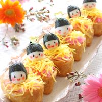 幼稚園お弁当記録𓎩𓌈 今日は雰囲気だけでもひなまつり感のある お花たっぷりちらし寿司弁当です𐩢𐩺 昨日は息子が19時に寝たのに21時半に起床えっと、、お昼寝だったのかな？ って感じで3時まで起きてたので 動画を撮るのもキャラ弁を作るのも やる気が皆無の朝でした