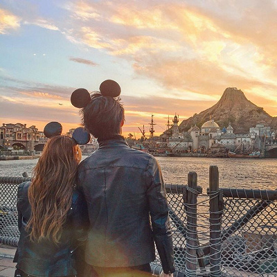 ディズニーシーのカップル写真ポーズ37選！フォトジェニックな小物使いや演出まとめ