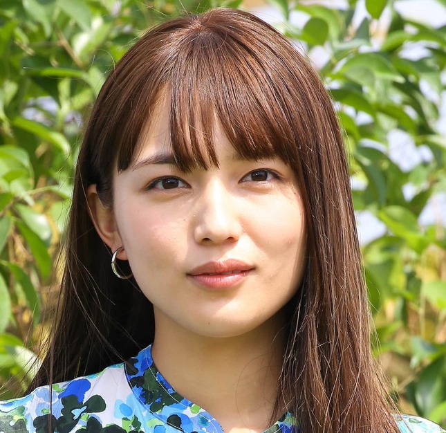 川口春奈：白ジャケットから美肌ちら見せ シャネルコーデで「25ans」表紙に登場 - 毎日キレイ