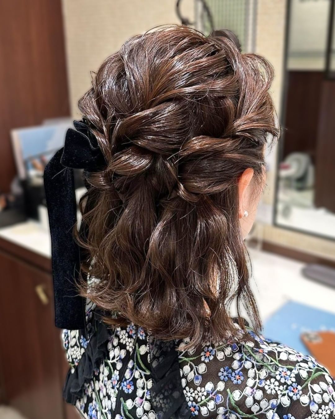 結婚式のお呼ばれヘアセット・メイクのポイントを解説！セルフアレンジ例や注意点もコラムアトリエはるか公式サイト