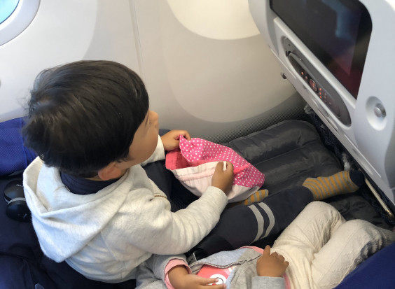 オラトイズ 音がいっぱい 操縦できるひこうき 知育玩具 1歳 飛行機のおもちゃ 誕生日プレゼント 男の子 女の子 リモコン ごっこ遊び のりもの遊び出産祝い ハーフバースデー 無料 名入れ Hola Toys TYHOLHE999500木のおもちゃ 知育玩具 F.L.Clover