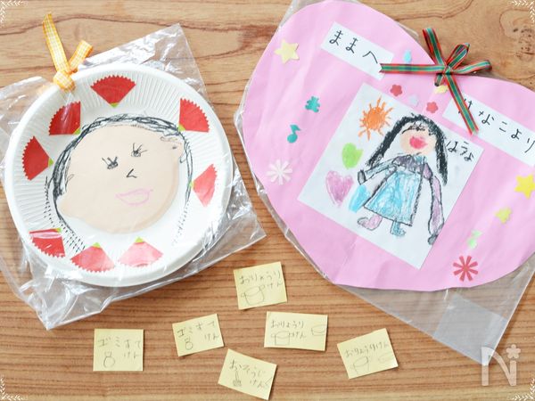 こどもが手作りした母の日のプレゼントとカーネーションの写真素材78346005- PIXTA