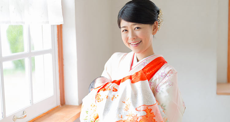 ママがお宮参りに着るワンピース。春夏や秋冬に選んだデザインと髪型を紹介子育て情報メディア「KIDSNA STYLE」