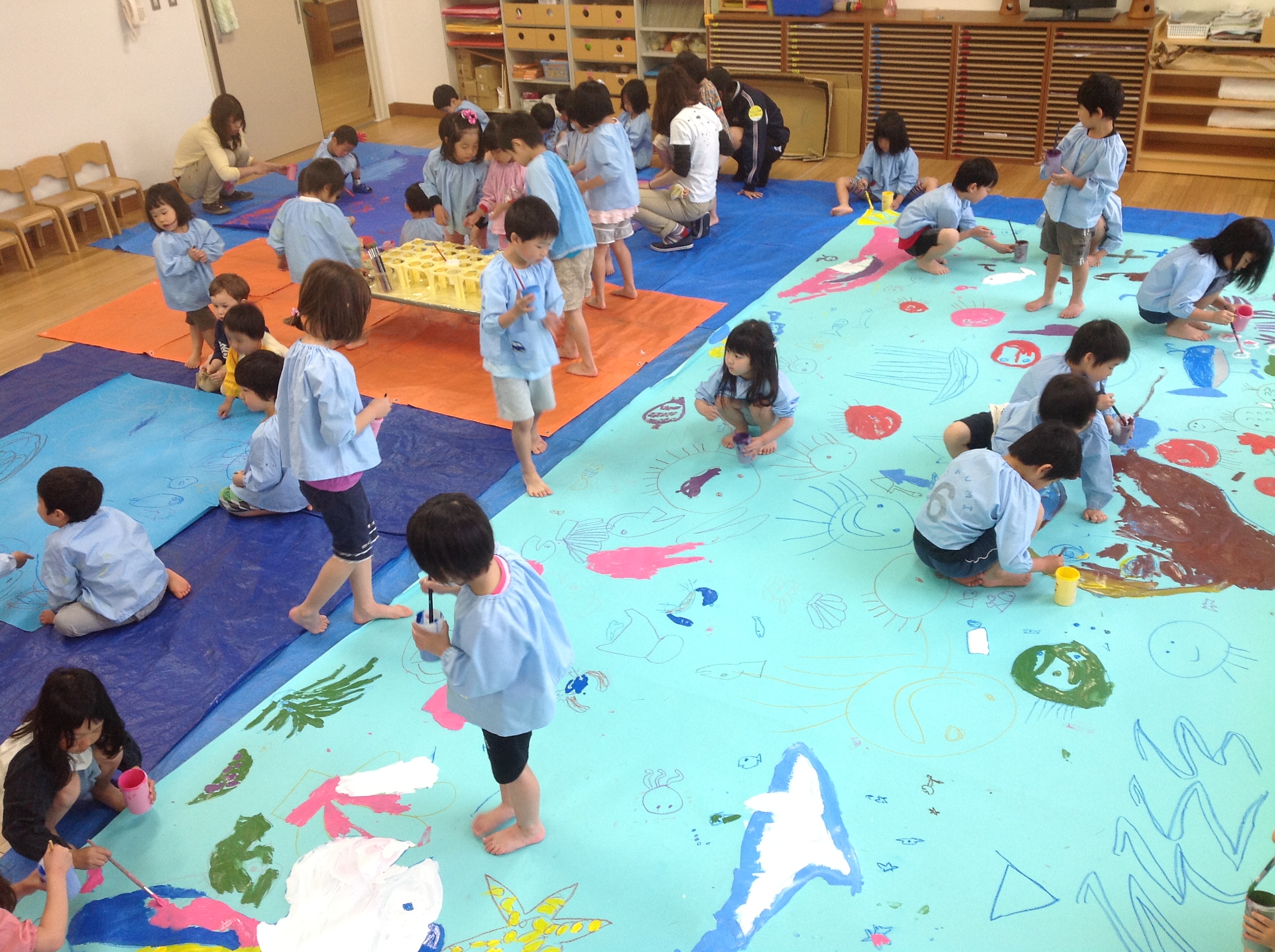 こんばんは🌝わたこ先生です☆ . 本日は、 2・3歳児向け☆卒園児さんへ贈るプレゼント作りをご紹介します☆ お花がいっぱいの似顔絵カードを作ります🌷大きさは紙皿サイズです☺️♥︎ .材料○厚紙 ○画用紙 ○柄折り紙 1 4サイズ○無地折り紙 1 4サイズ&葉に