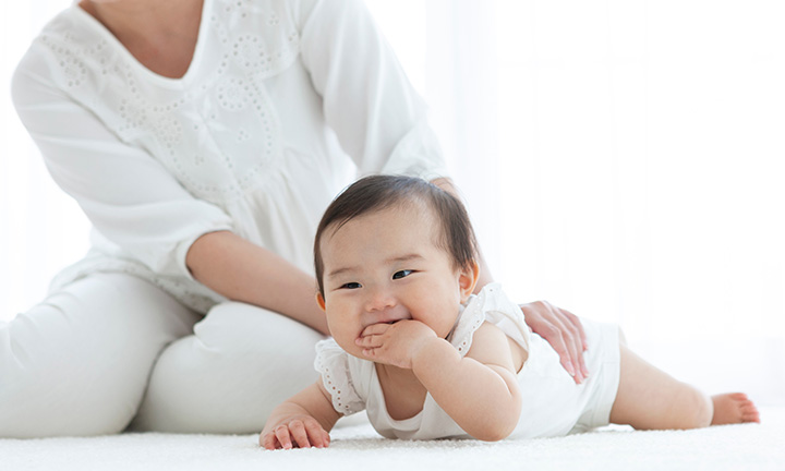 うつ伏せ姿勢、足がピーンと伸びている赤ちゃん の行動発達から読み解く寝返りハイハイのベビータッチ 3年先を見込んだ発達の離乳食 助産師栄養士保育士ぴよままガーデンズ