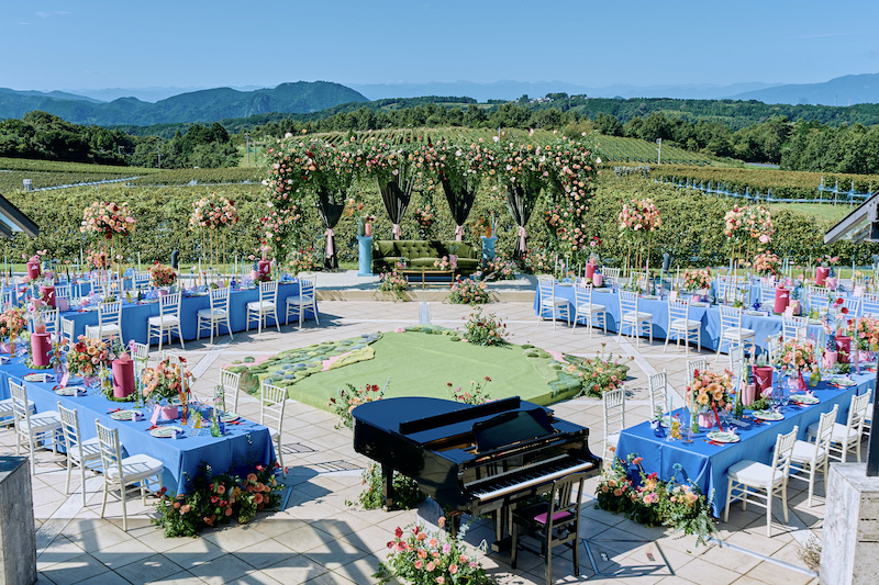 hana*YouTuberのあさぎーにょ！？ わたしは昔からのお友達だから あさぎちゃんの一生に一度の大切な 結婚式のドレスを作りました。 式のフィナーレの夜の背景に綺麗に映えるシアー素材のドレス。 あさぎちゃんにとても似合っていて 写真を見るたび感動してしまいます