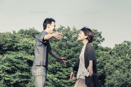 ハグする男女女性正面 写真素材5134249- フォトライブラリ