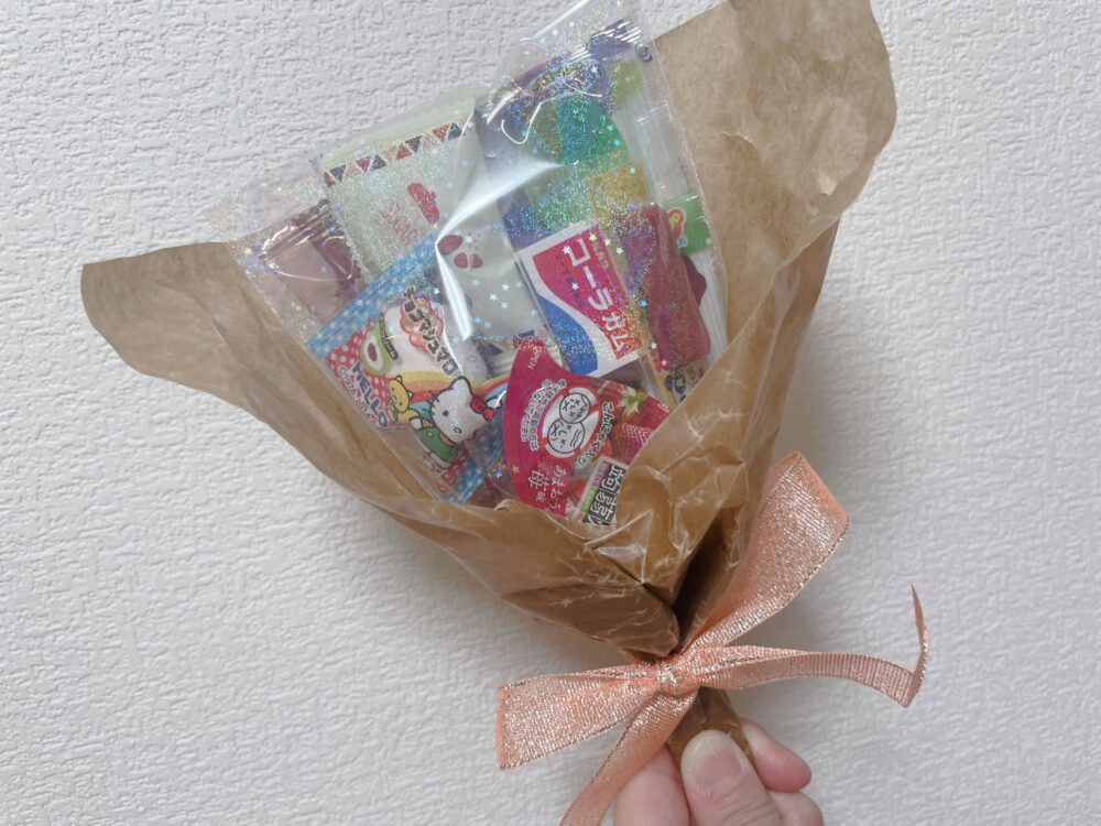 100均アイテムで簡単手作り！ 大人にも子供にもおすすめ！お菓子ブーケの作り方 - おしゃれな結婚式を綴るコラム ファルベ