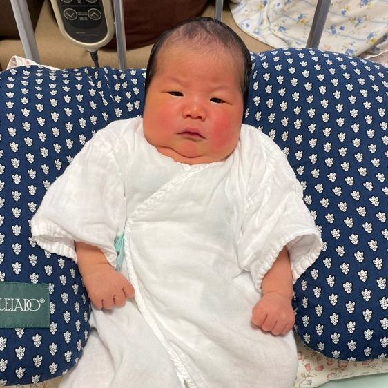 顔を傾けたら こぼれ落ちる赤ちゃんのほっぺに3800いいね「芸術品のよう」「ツンツンしたい」TRILL トリル