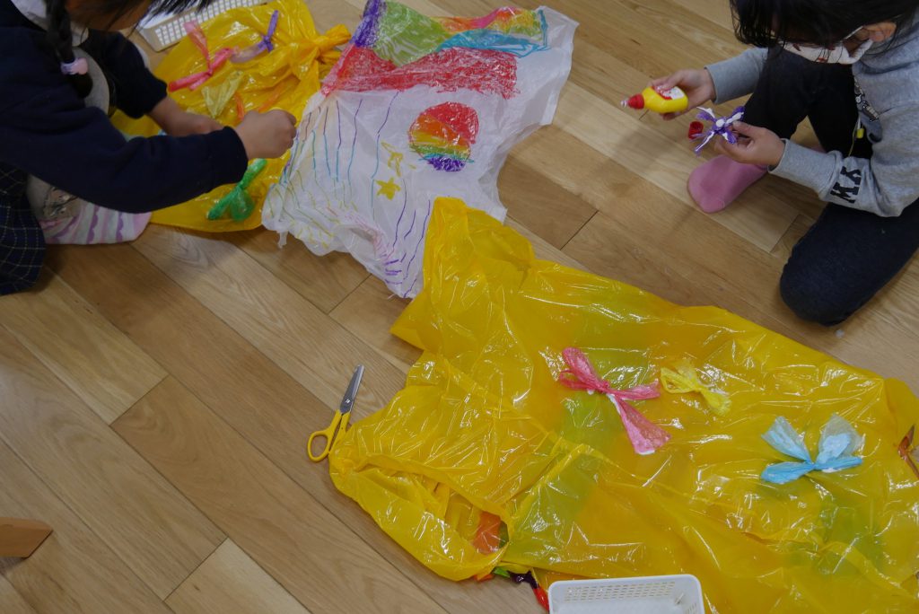 ベビーシャワーや保育園の装飾に、このゴージャスなピンクと白のベビー成長服バナー洗濯物干しガーランドバンティングに「あぁ～」と声をあげましょう。 -Etsy 日本