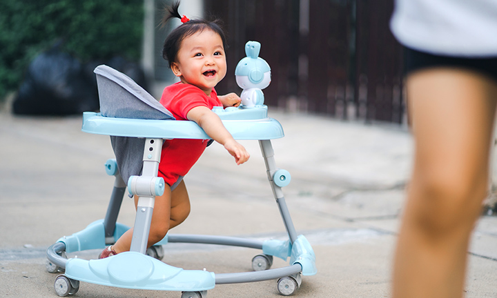 1歳を過ぎてもひとりで立てない。何かトレーニングが必要？ 医師が回答 スマイル子育てラボ花王 メリーズ