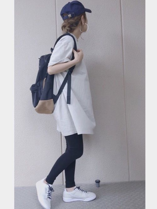 親子遠足コーデ記録春の動物園は、動きやすさもおしゃれも大事🥺✨ グレーのパーカーに黒のレギンスでスポーティーにまとめて、 足元はシルバーのNewBalanceでさりげなく抜け感をプラス◎ 黒縁メガネでこなれ感もちょっぴり演出して、 “ママでもおしゃれ” を叶える