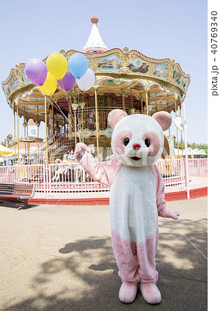 これも、1年以上放置したままなので、そろそろ製作を再開したいと思ってます。 色塗って、背景付けます。 怪しげな遊園地にしたいと思ってます。ねんどぬいぐるみウサギの着ぐるみ着ぐるみレトロ遊園地フィギュアアーチスタフォルモ