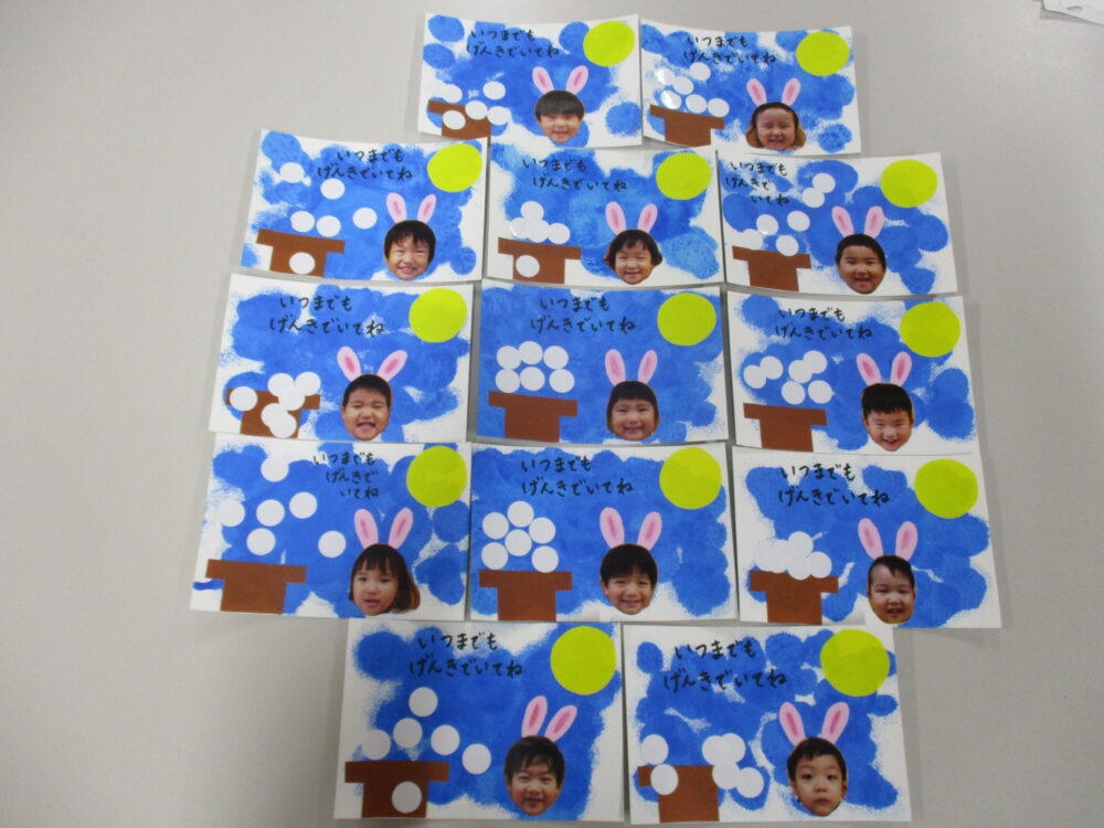 乳児クラス敬老の日のハガキ製作をしました✨ 子どもたちの気持ちがたくさん詰まっています☺️ おじいちゃん、おばあちゃん いつまでも元気でいてね😊すこやか認定こども園敬老の日乳児クラス0歳児1歳児2歳児