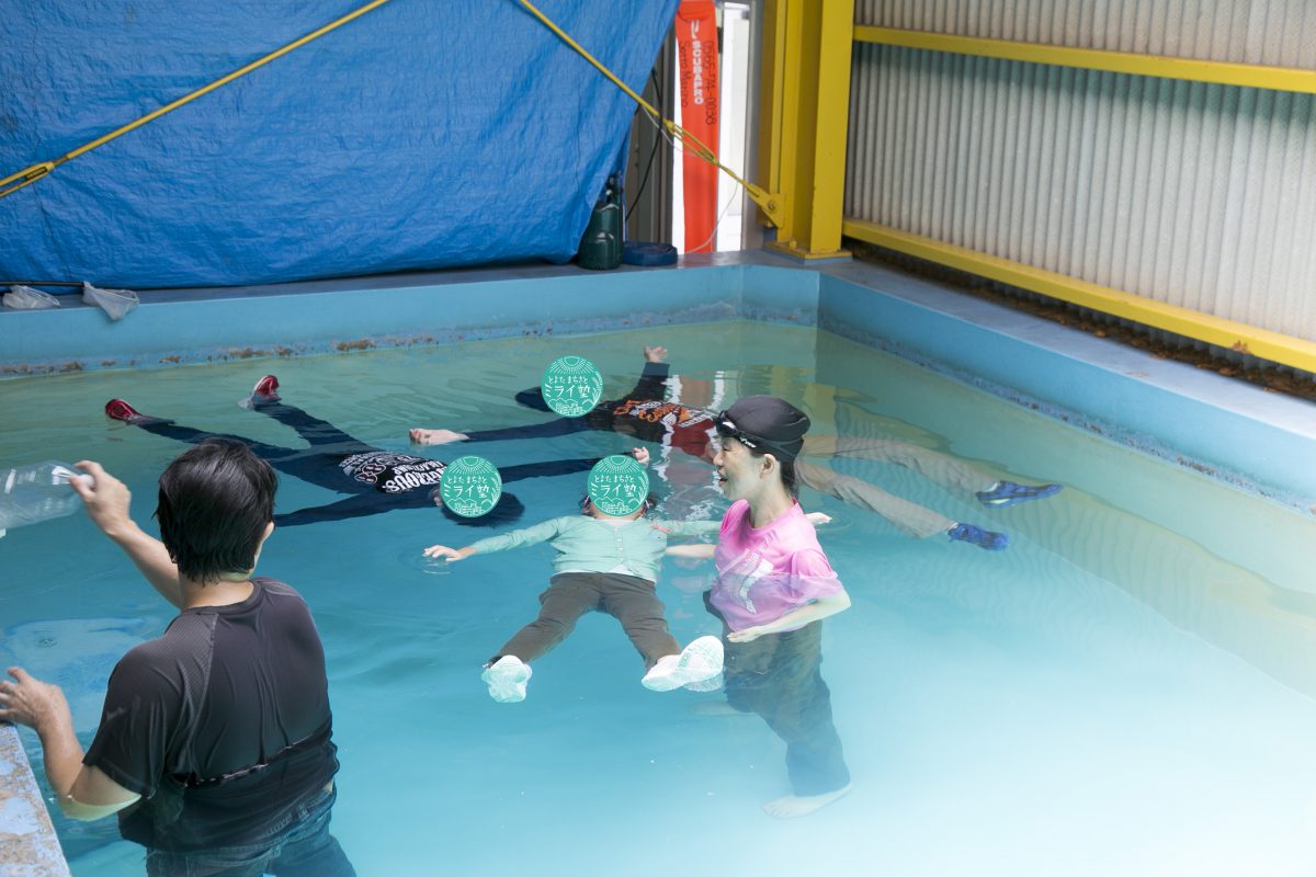 子どもの水遊びに付き合うママの服装は？ママ用品は何を持っていくべき