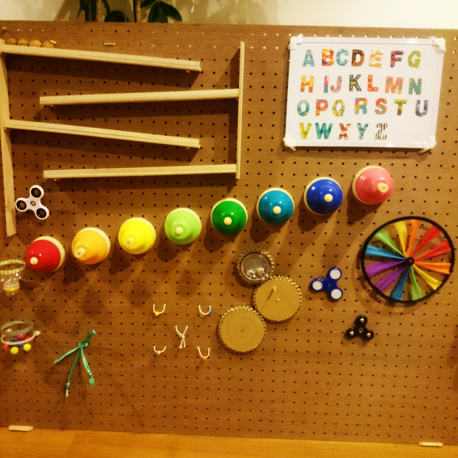 壁面遊び☆手作りおもちゃ 保育教材 ビジーボード - ☆モンテの教材屋さん☆minne byGMOペパボ 国内最大級のハンドメイド・手作り 通販サイト