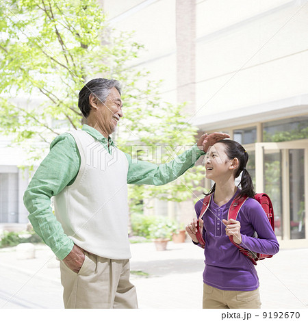 頭を撫でるイラスト - No: 22202167無料イラスト・フリー素材なら「イラストAC」