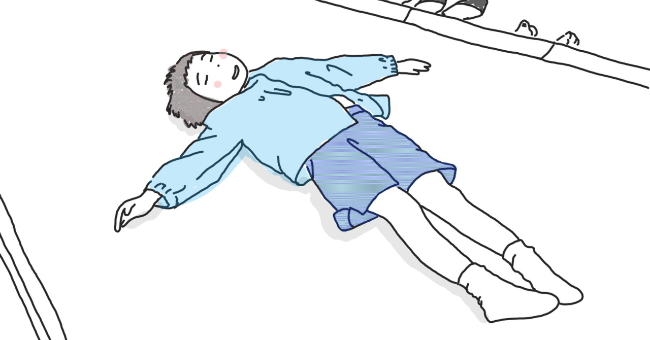 床にまかれた花びらの上に寝転ぶ女性の写真素材FYI00465674ストックフォトの Qlean Market キュリンマーケット