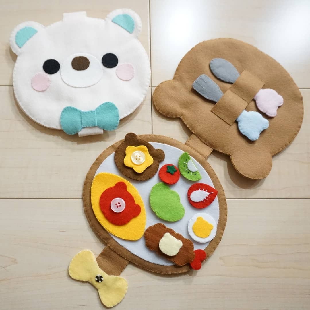 フェルトで作る 手作りおもちゃ１歳半から楽しめるひも通し兼ボタンかけ