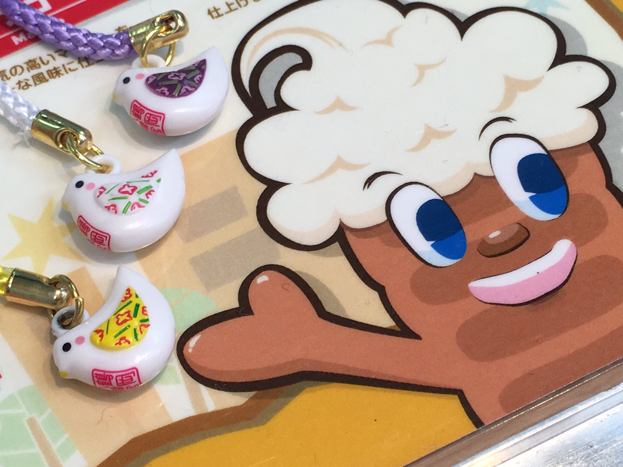 2 22今日は猫の日。 当店には、陶製のかわいらしい招き猫の中におみくじが入った猫みくじ。 右手を挙げている白猫と左手を挙げた黒猫が並んでいます。大吉、中吉、小吉、吉、末吉の5種類あり、 猫にちなんだ遊び心のある言葉で書かれています。 鎌倉八座 https