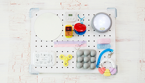 失敗談を写真で紹介 保育士ママが思う、100均グッズで手作りする赤ちゃんのおもちゃ「ビジーボード」は、作るのが難しい理由ぽんず先生のタノシイクジ